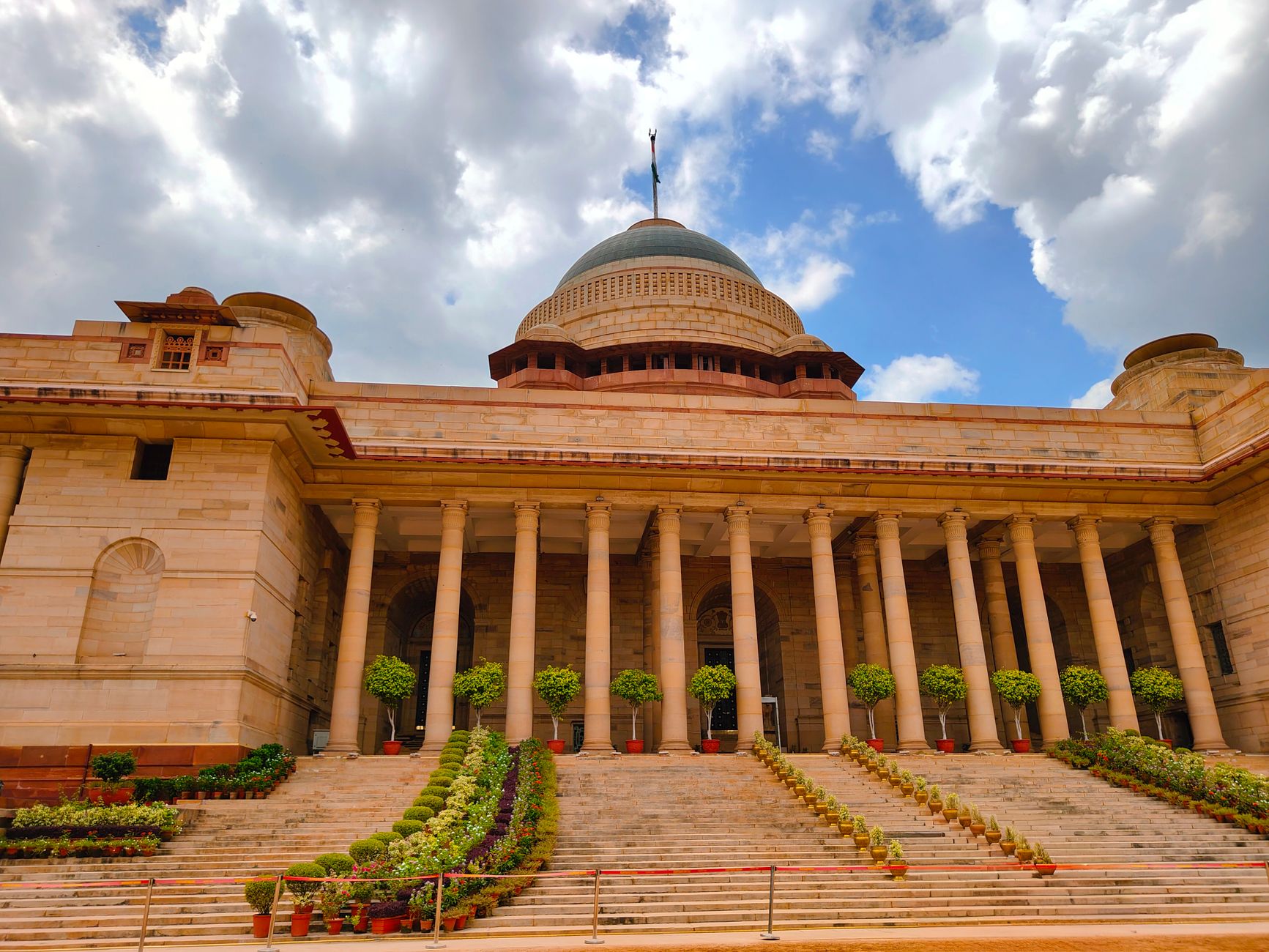 majestic view of rashtrapati bhavan in delhi